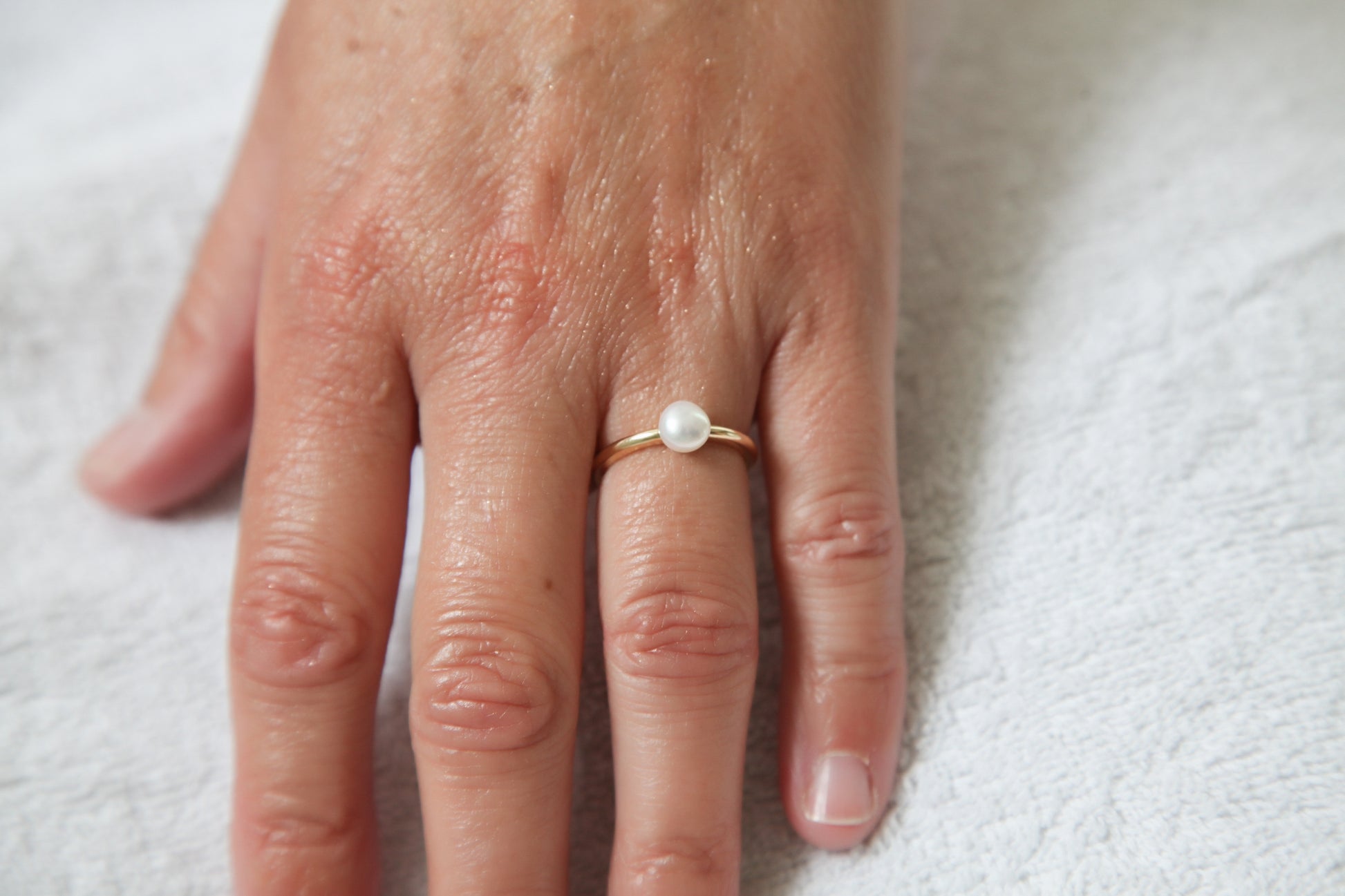 Bague avec petite perle d'eau douce blanche.