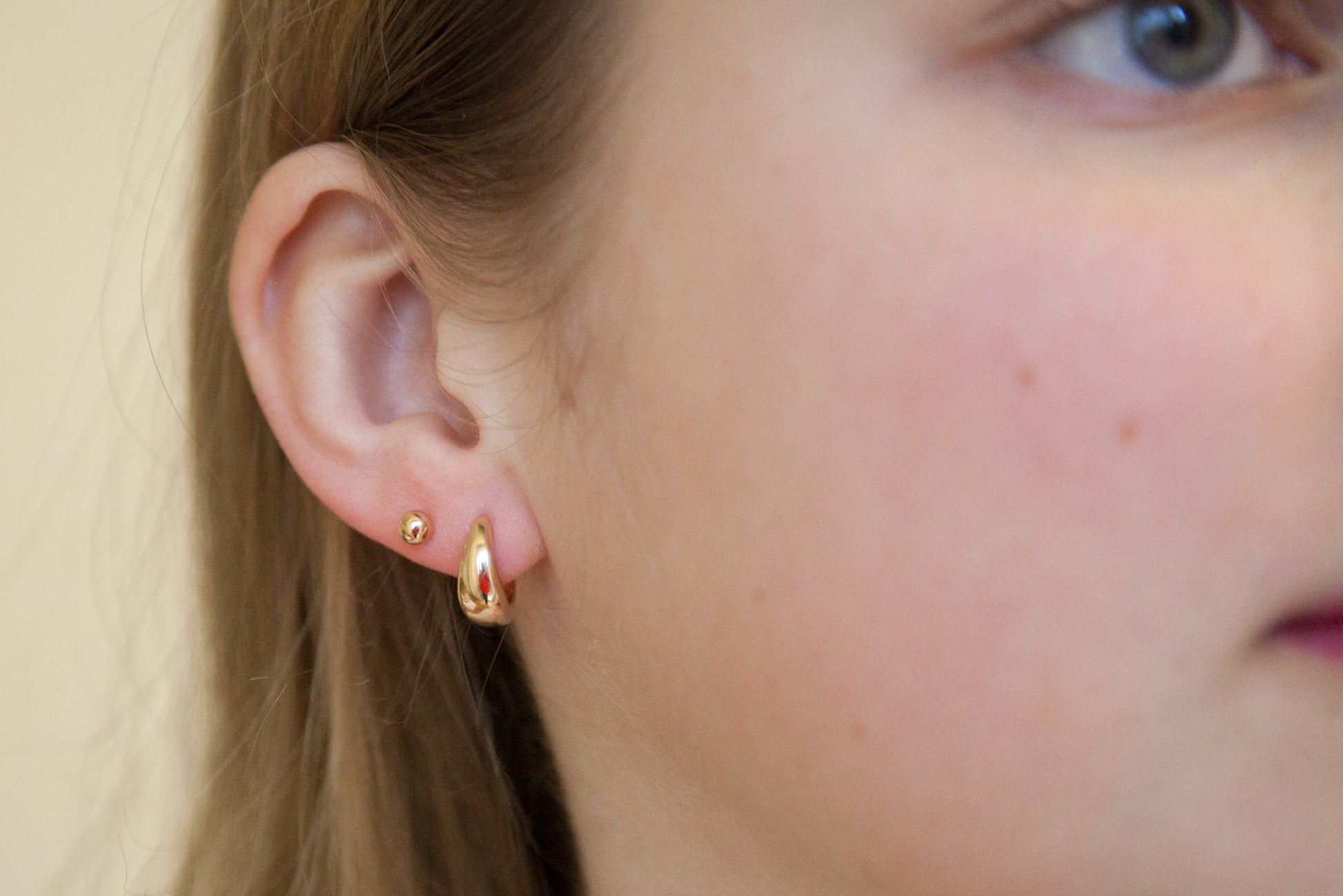 Boucles d'oreilles créoles bombées en forme de goutte inspirée des années 90