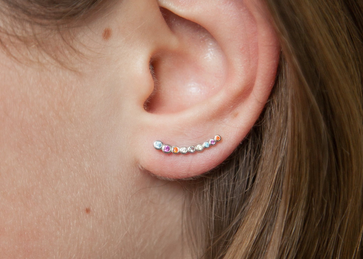Boucles d'oreilles montantes serties de strass colorés en argent