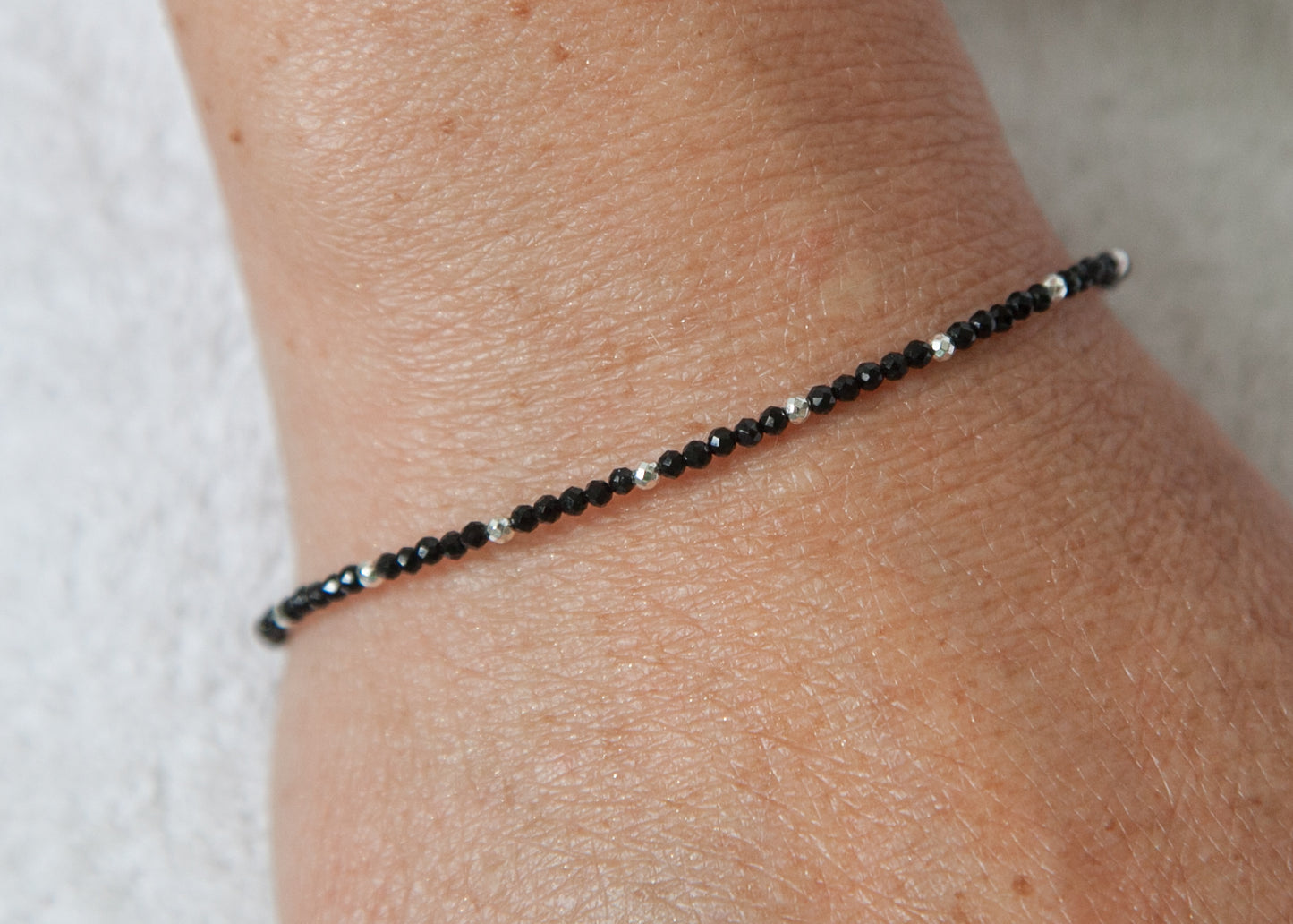 Bracelet perles d'argent et pierres naturelles noires