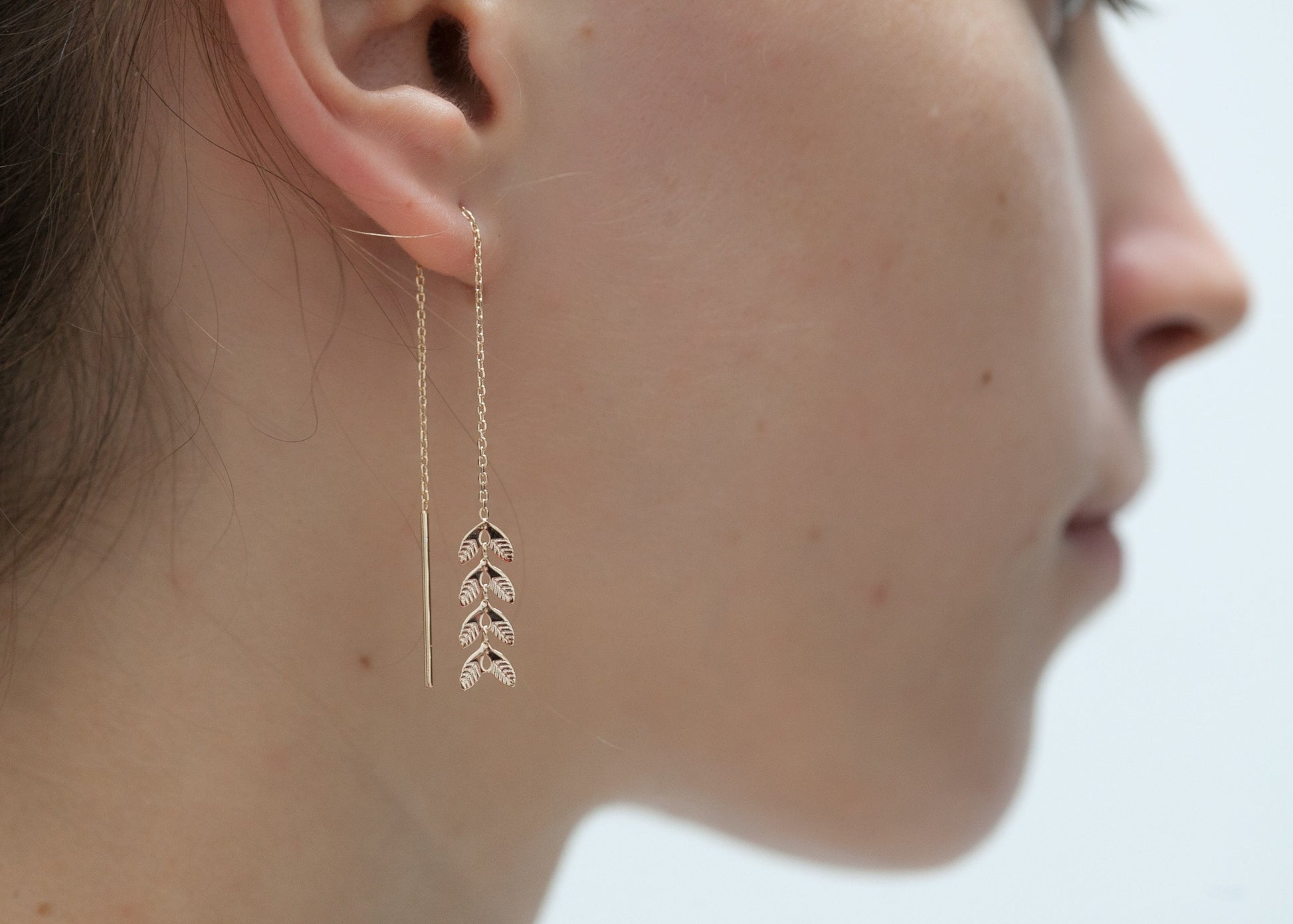 Boucles d'oreilles fines traversantes plaqué or, BO longues, pendantes -  Detail de Mode
