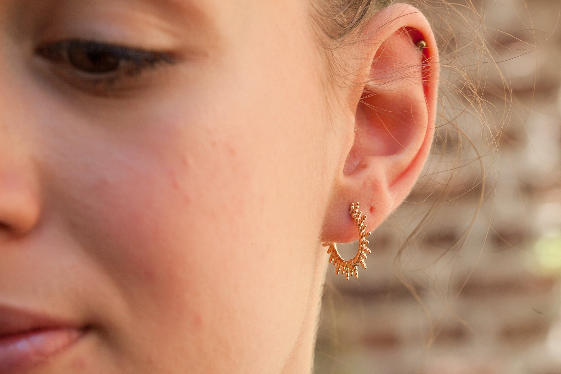 Boucles d'oreilles plaqué or créoles avec pendentif soleil ajouré