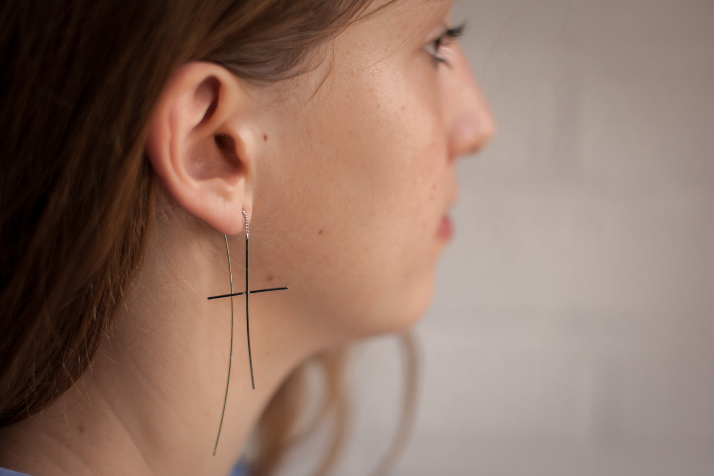 Boucles d'oreilles croix chaîne traversante argentées